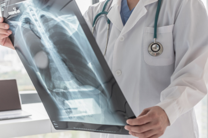 Dra. Thaline Neves destaca que a radiologia é essencial para diagnosticar precocemente e planejar o tratamento do câncer com precisão.