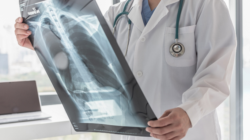 Dra. Thaline Neves destaca que a radiologia é essencial para diagnosticar precocemente e planejar o tratamento do câncer com precisão.