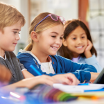 Sérgio Bento De Araújo mostra como usar vídeos como tarefas escolares com rubricas claras e respeito aos direitos autorais.