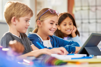 Sérgio Bento De Araújo mostra como usar vídeos como tarefas escolares com rubricas claras e respeito aos direitos autorais.