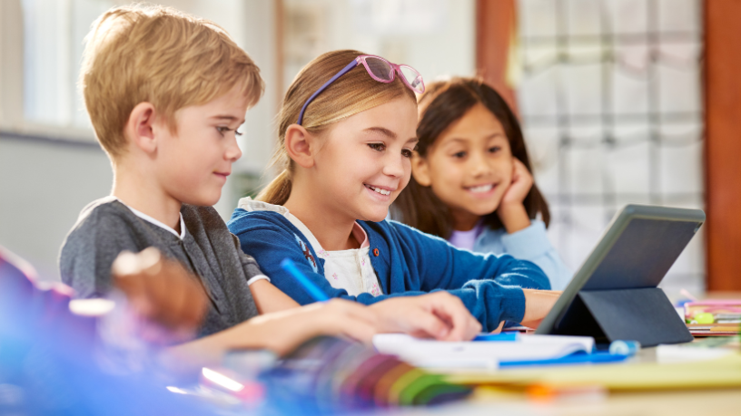 Sérgio Bento De Araújo mostra como usar vídeos como tarefas escolares com rubricas claras e respeito aos direitos autorais.