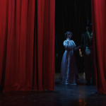 O show por trás do palco revela o trabalho invisível que sustenta cada apresentação, observa Marcio Andre Savi.