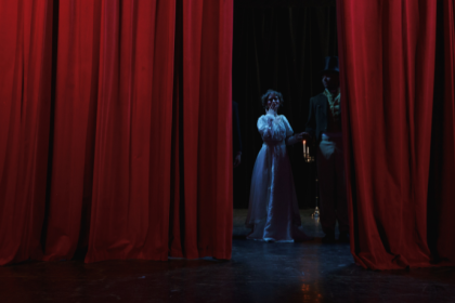 O show por trás do palco revela o trabalho invisível que sustenta cada apresentação, observa Marcio Andre Savi.