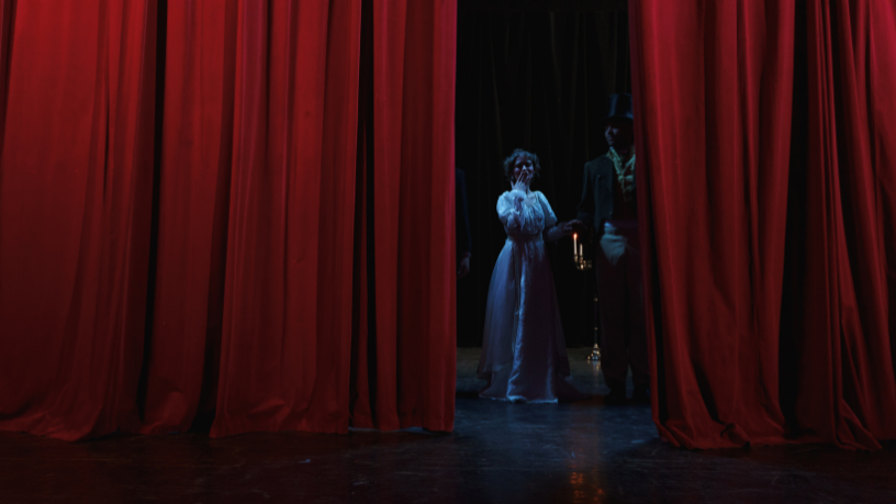 O show por trás do palco revela o trabalho invisível que sustenta cada apresentação, observa Marcio Andre Savi.