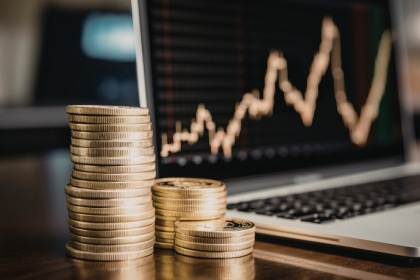 A profissionalização, como destaca Victor Boris Santos Maciel, é o fator-chave para garantir a longevidade e a sustentabilidade das empresas familiares ao longo das gerações.