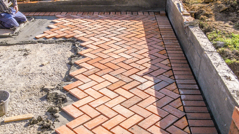 A escolha correta da espessura e da base no piso intertravado define desempenho e durabilidade conforme o tráfego, em uma análise técnica de Valderci Malagosini Machado.