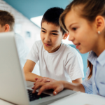 Sérgio Bento De Araújo analisa como o excesso de tempo em tela impacta a atenção e a aprendizagem.