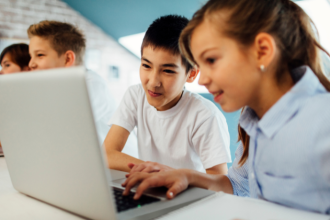 Sérgio Bento De Araújo analisa como o excesso de tempo em tela impacta a atenção e a aprendizagem.