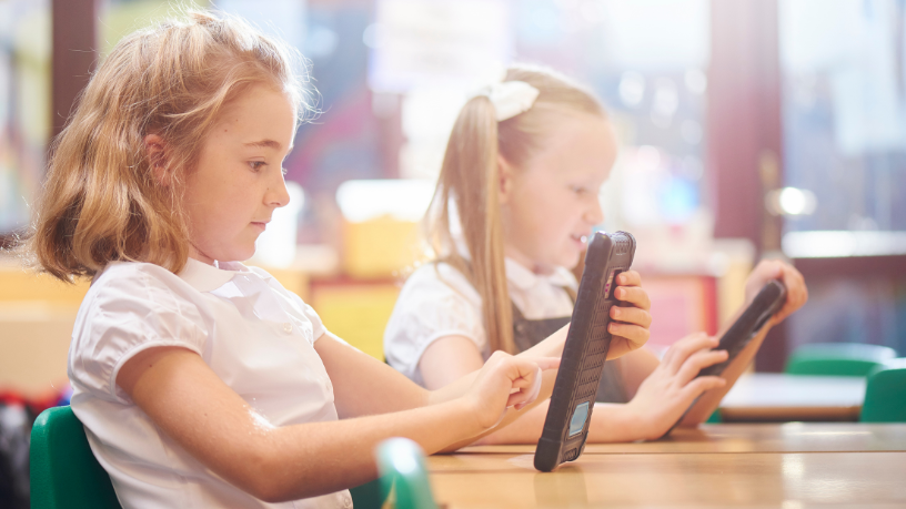 Entenda, com Sérgio Bento De Araújo, o que os dados revelam sobre telas e desempenho educacional.