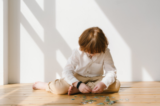 O TOD (Transtorno Opositor Desafiador) envolve comportamentos persistentes de oposição e desafio. Alexandre Costa Pedrosa explica como lidar com os sintomas de forma orientada.