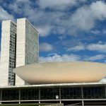 Congresso Nacional em Brasília sob céu claro, em dia de tempo aberto.