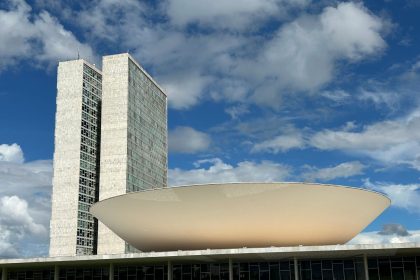 Congresso Nacional em Brasília sob céu claro, em dia de tempo aberto.