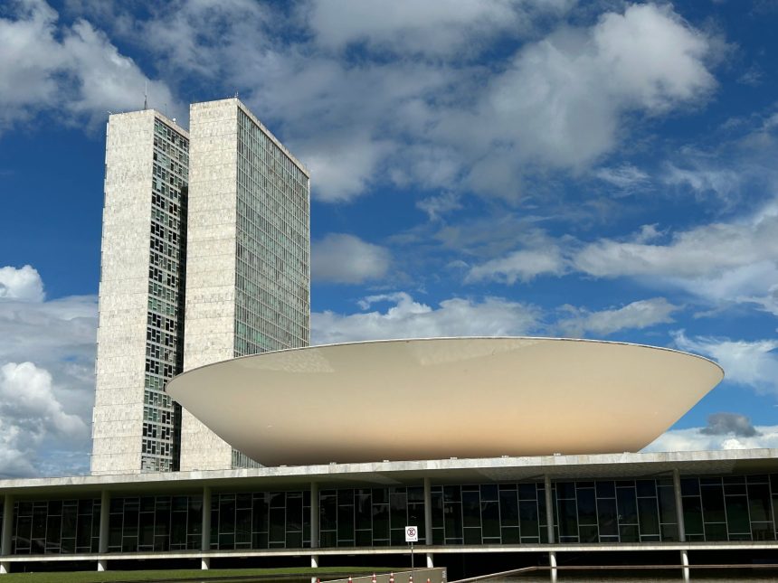 Congresso Nacional em Brasília sob céu claro, em dia de tempo aberto.