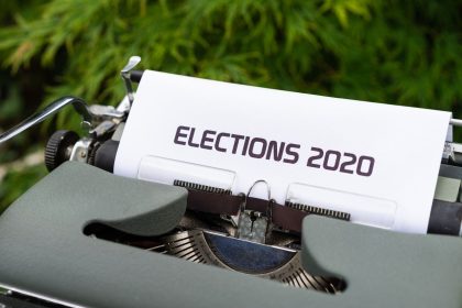 Urna eletrônica durante votação no segundo turno das eleições presidenciais