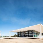 Vista externa do prédio modernista do Supremo Tribunal Federal, em Brasília, sob céu azul.