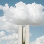 Congresso Nacional em Brasília sob um céu com nuvens carregadas