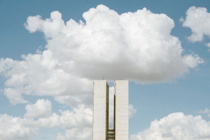 Congresso Nacional em Brasília sob um céu com nuvens carregadas