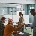 Eleitores participam da votação em uma seção eleitoral