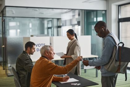Eleitores participam da votação em uma seção eleitoral