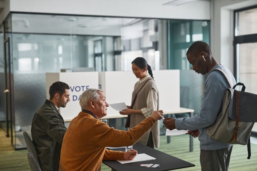 Eleitores participam da votação em uma seção eleitoral