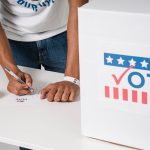 Homem deposita seu voto em uma urna durante uma eleição