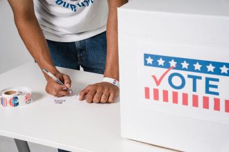 Homem deposita seu voto em uma urna durante uma eleição