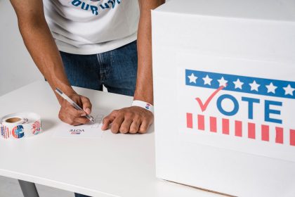 Homem deposita seu voto em uma urna durante uma eleição