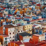 Vista de uma área urbana residencial com casas e edifícios próximos uns dos outros.