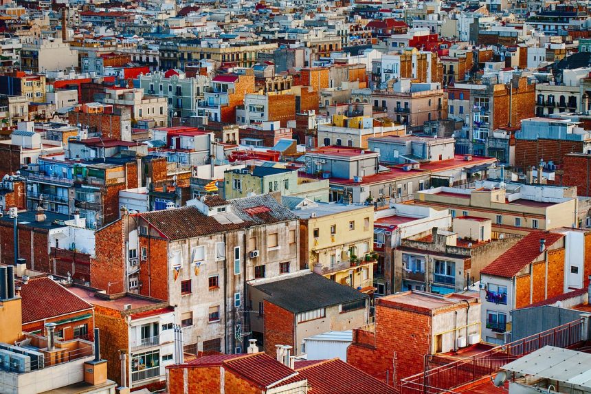 Vista de uma área urbana residencial com casas e edifícios próximos uns dos outros.